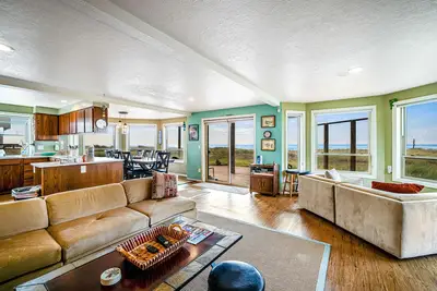 Image de Oceanfront Home with Incredible Views, Patio, Deck & WiFi - Steps to the Beach