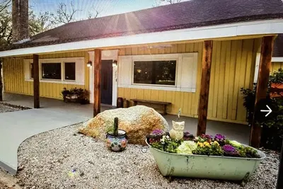 Image de Beautiful Farmhouse with serene environment. 4+ acres beautiful landscape. \n