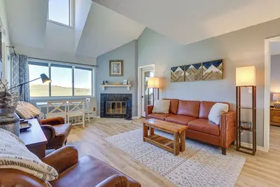 Image de Ski-In/Out Granby Condo w/ Mtn Views + Balcony!