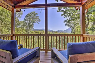 Image de Lovely Log Cabin + Bunkhouse w\/ Views & Yard!