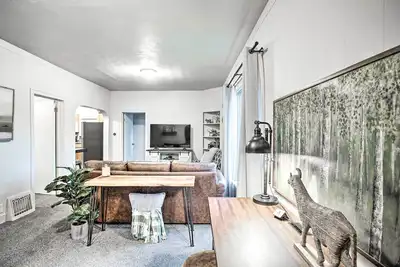 Image de High-End & Homey Family Abode: Walk Downtown!