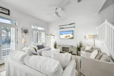 Image de All Decked Out by AvantStay | Pool & Private Beach Access, Bikes Provided