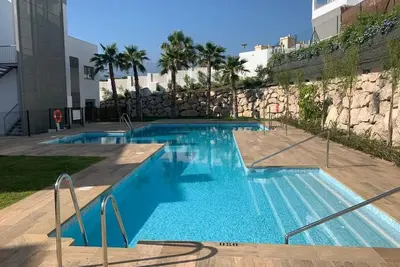 Image de Appartement voor 4 personen met ruim terras en zicht op bergen en zee.