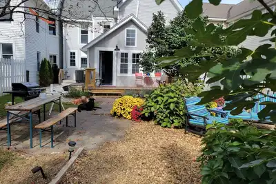 Image de 4 min walk to beach, Dog Friendly, Fenced Yard, Firepit, Fireplace,