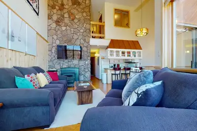 Image de Walk to Lifts | Large Windows | High Ceilings | Gold Creek 311