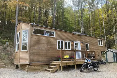 Image de Custom-built Tiny House on forested lot near Quechee