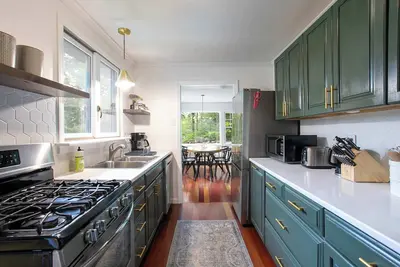 Image de Walk to Town/Lake – Spring ’25 Renovation!