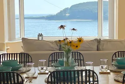 Image de Sea front house. Stunning views, Dog friendly, 100m to beach, Hot Tub. Ev Charger