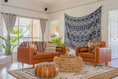 Image de Roomd | Amazing Location | Bohemian Chic | 3br 2ba