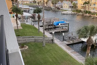 Image de Luxury living by a canal