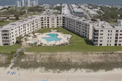 Image de 23 steps from the water, with great ground level view. .