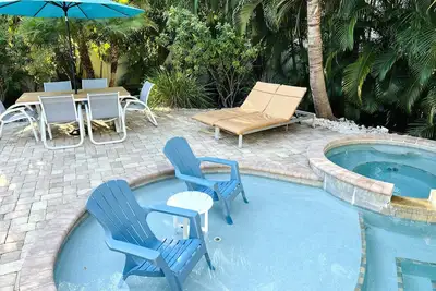 Image de 🌴”Kiwi Cottage at Holmes Beach” - Private Heated Pool +Spa+Walk to the Beach! 🌞