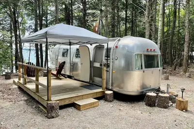 Image de Vintage Downeast Airstream near Acadia with Fabulous View