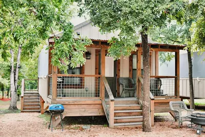 Image de Brand new waterfront Cabin with many amenities: Pool, hot tub & kayaking. - Sg15