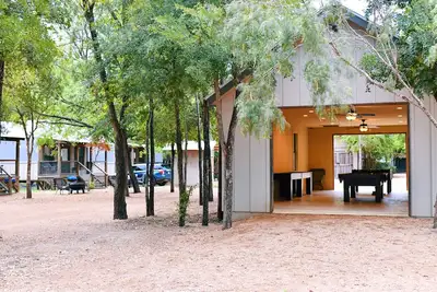 Image de Family Cabin on creek with 2 queen beds, 2 twin beds, full kitchen & more! Sg21