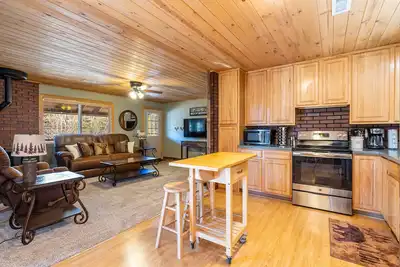 Image de Come up North to our cozy cabin in Munds Park!