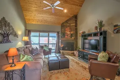 Image de Luxury Condo, 1 Mi. to Ski Resort, Community Hot Tub, Restaurant on Site