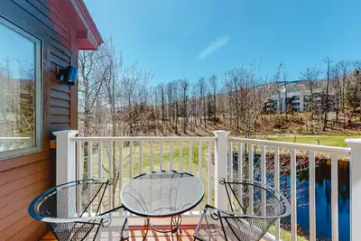 Image de Ski-in/out condo with water & mountain views, private sauna & fireplace