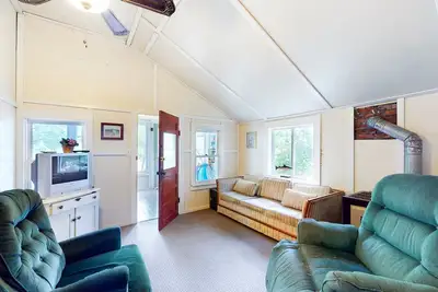 Image de Quaint, friendly cottage with lakefront location & water views