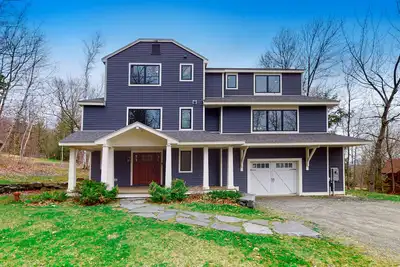 Image de Ski-in/out home with a hot tub, fireplace, cable & golf nearby