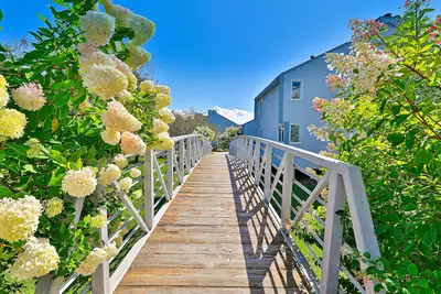 Image de Lovely mountain condo with pool, fireplace & cable- near skiing