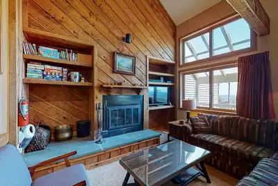 Image de Three-level ski-in/out condo with sauna, washer/dryer & mountain view
