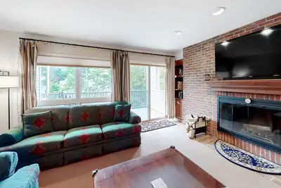 Image de Condo near the slopes with a fireplace, mountain views, washer/dryer, & cable