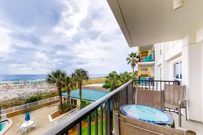 Image de Beachfront, 3rd-floor condo with pool, hot tub, ocean view & fast WiFi