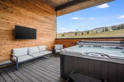 Image de Contemporary condo with WiFi, private hot tub, full kitchen & views