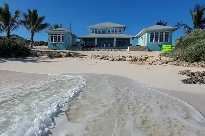 Image de Spacious Beachfront Home! A vacation to treasure! Sandy beach, pool, hot tub.