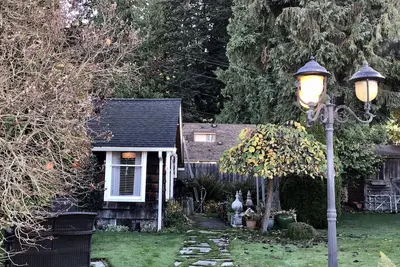Image de Cozy Cottage with Parklike Gardens