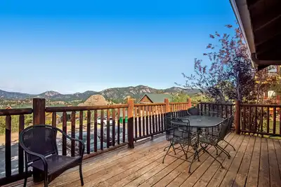 Image de Cabin with an amazing mountain view, gas fireplace, two decks, & WiFi
