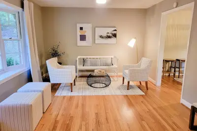 Image de Cheerful Chapel Hill 4 Br House Close to Unc/Carrboro on Private 7 Acre Flat Lot