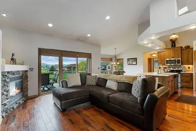 Image de Luxury home, central, & perfect for exploring the Flathead Valley w\/firepit.