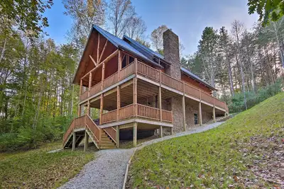 Image de 'Serenity Now' Cabin w/ Fire Pit + Game Room!
