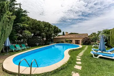 Image de Villa \"Art Gallery House\" près de la plage avec vue sur la mer, piscine, jardin et Wi-Fi