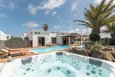 Image de Villa Carabela 83, vue montagnes, piscine, jacuzzi, Wi-Fi, terrasses et jardin.