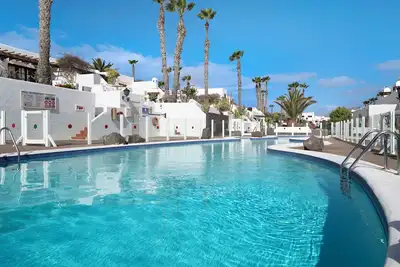 Image de Appartement \"Puerto Chico Q\" avec vue sur la mer, piscine partagée, terrasse, climatisation et Wi-Fi