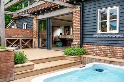 Image de Luxury Cottage near West Wittering with hot tub and outdoor fireplace.