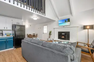 Image de Cozy Chalet in Ocean Shores located within steps from the beach