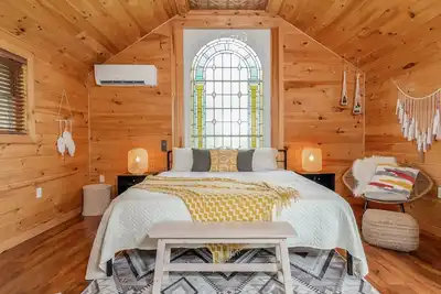 Image de Boho room with King bed at New Park, a picturesque Finger Lakes event venue