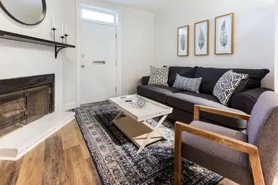 Image de Charming Apartment on Forsyth Park w/ Parking, No Stairs by Lucky Savannah