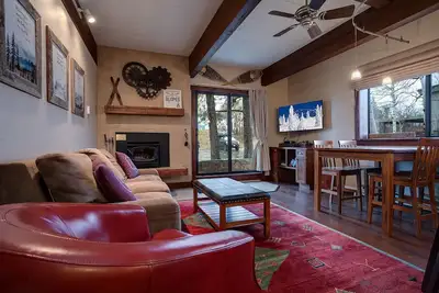 Image de Cb220 | Lovely Corner Condo | Winter Shuttle | Pool | Hot Tub | Ski In/Out