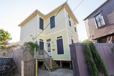 Image de Rare single home steps to Jazz Fest, a mile to the French Quarter, pet friendly