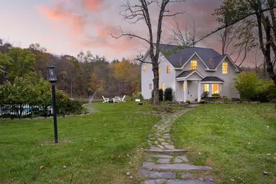 Image de Cortland by AvantStay | Charming Heritage Estate w\/ Private Lake & Pool
