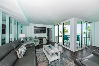 Image de La Puerta Island Retreat with 'Florida Flair'