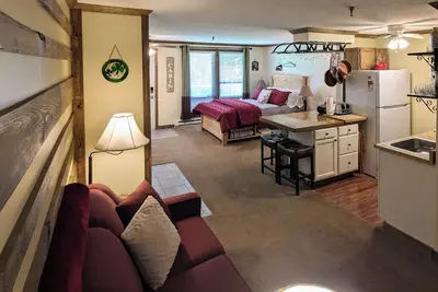 Image de Spacious Studio Sleeps 4, 3 min Walk to Slope, Bike-friendly Window Ac in summer