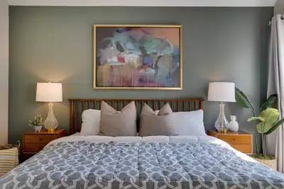 Image de Roomd Retro Vintage Vibe King Bed 3bd 2. 5ba