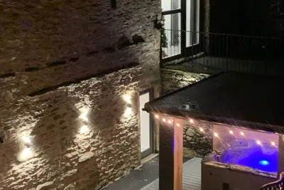 Image de Newly converted barn with hot tub, stylish interior and outdoor space