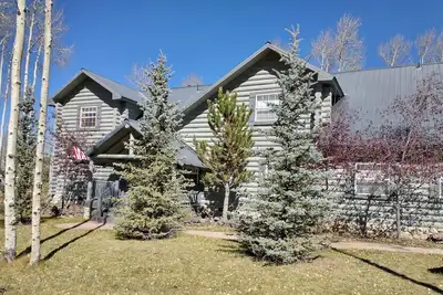 Image de Luxury log home with fire-pit perfect for ski vacations, family gatherings!